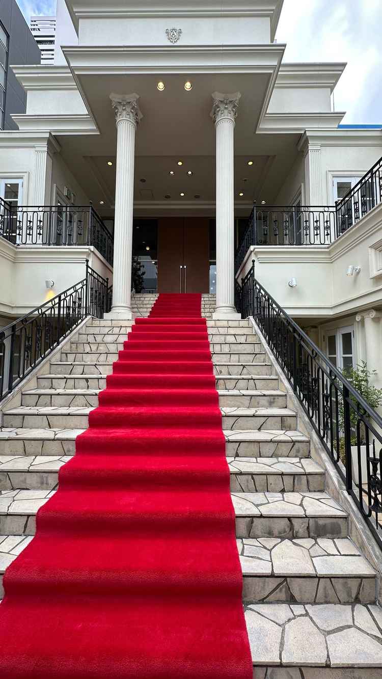 チャペルへ入場する前の階段には赤い絨毯が敷いてあります。雨天時も扉の前には屋根があるので安心です。