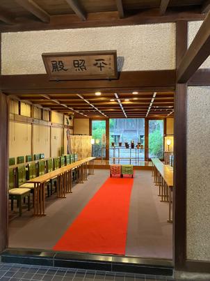 和婚ができる会場です。奥は外が見え、緑もあるため、開放感がありました。