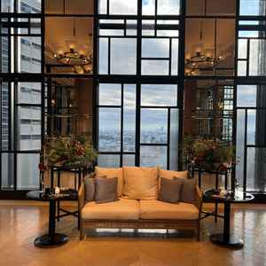 新郎新婦が座るソファがおしゃれ。お花も彩りがあって華やか。