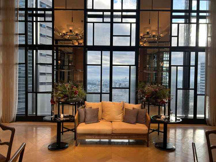 新郎新婦が座るソファがおしゃれ。お花も彩りがあって華やか。