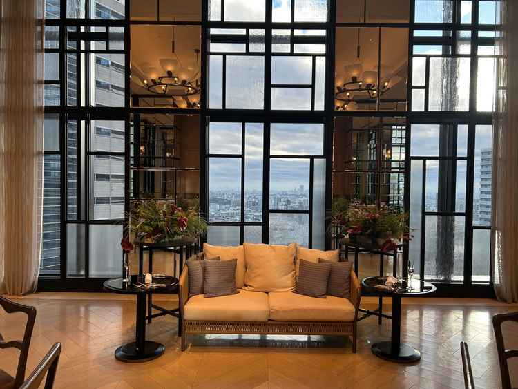 新郎新婦が座るソファがおしゃれ。お花も彩りがあって華やか。