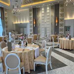 宴会場1 ガラス張りで日の光が入ってくるようになっていてとても良い雰囲気でした。