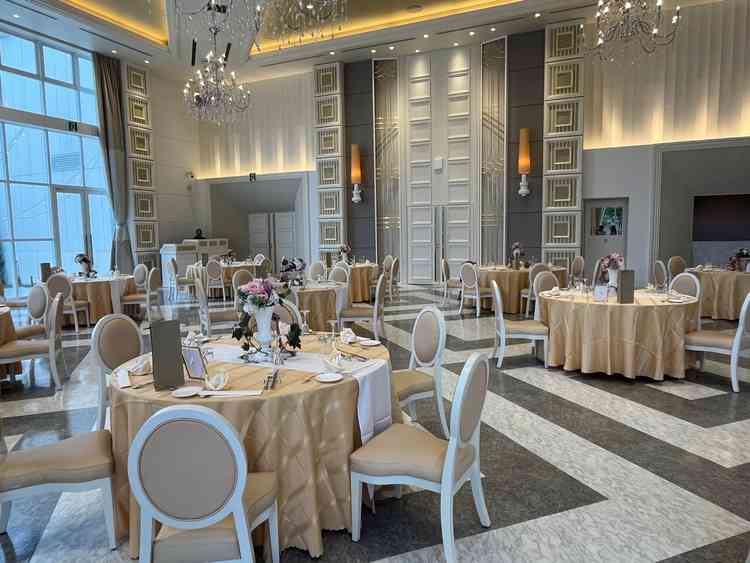 宴会場1 ガラス張りで日の光が入ってくるようになっていてとても良い雰囲気でした。