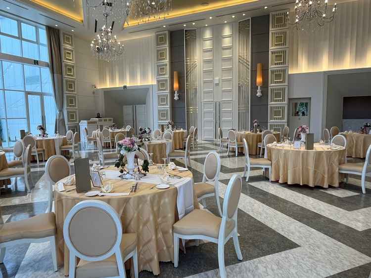 宴会場1 ガラス張りで日の光が入ってくるようになっていてとても良い雰囲気でした。