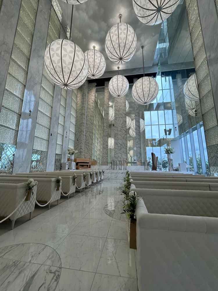 チャペル。天井が高く、開放感があり一目惚れしました。片面窓で自然光を取り入れながら逆光になりません。