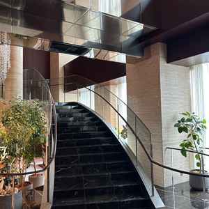 シャングリラで有名な階段で，こちらでブーケトスやファーストミートができるそうです。