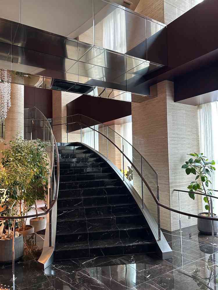 シャングリラで有名な階段で，こちらでブーケトスやファーストミートができるそうです。