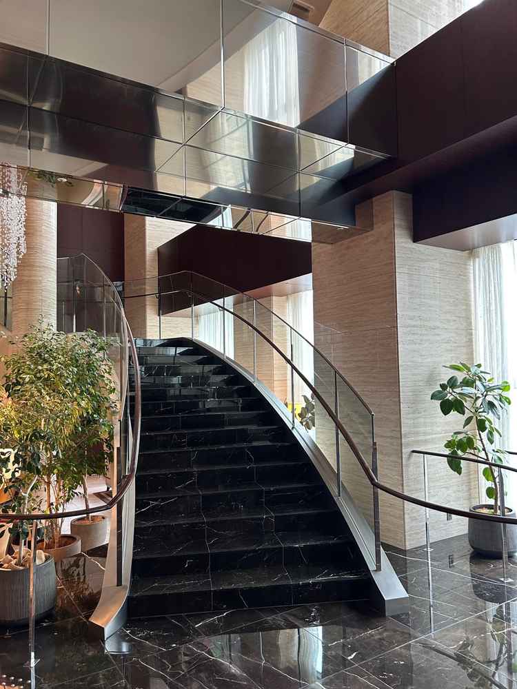 シャングリラで有名な階段で，こちらでブーケトスやファーストミートができるそうです。