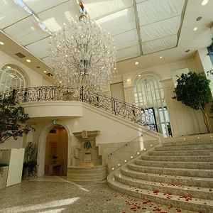 フラワーシャワーは室内で行うことができる。チャペルから披露宴会場への動線もシンプルで分かりやすい。