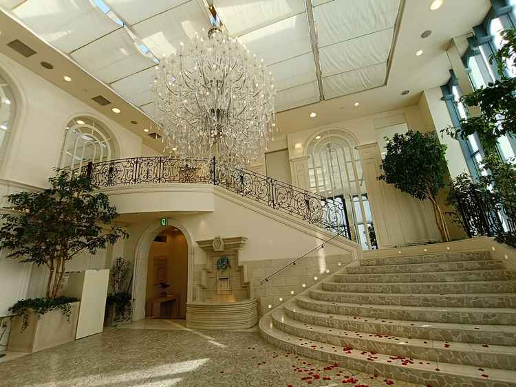 フラワーシャワーは室内で行うことができる。チャペルから披露宴会場への動線もシンプルで分かりやすい。