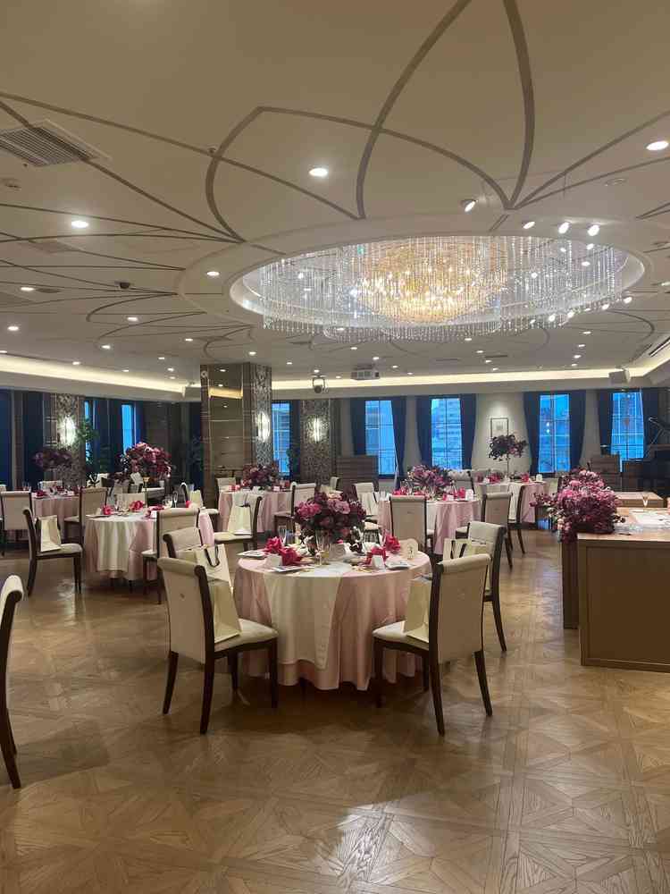 披露宴会場のひとつ　シャンデリアが綺麗