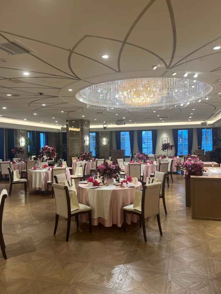 披露宴会場のひとつ　シャンデリアが綺麗