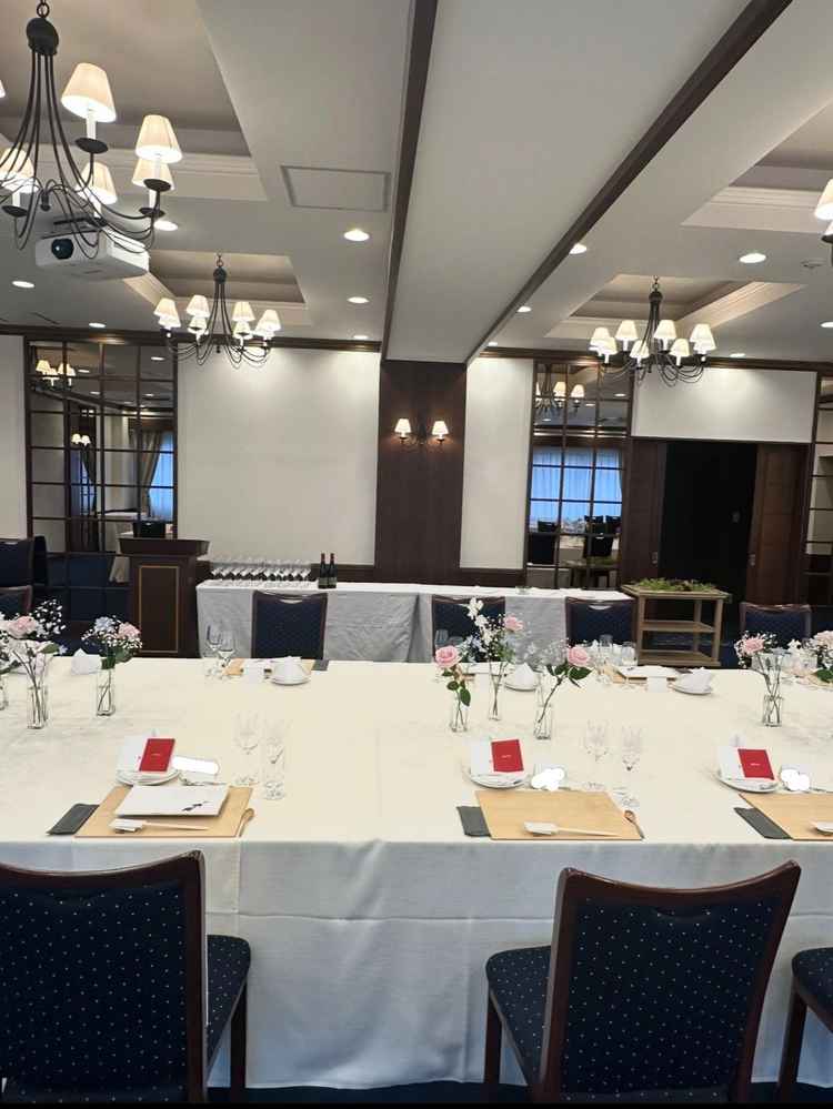 披露宴会場の新郎新婦席とドリンク置き場の写真。綺麗だったが親しみやすい雰囲気だった。