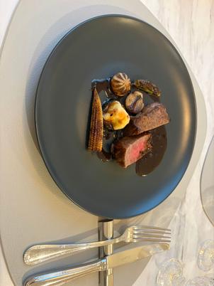 メイン肉料理です。牛肉がとても柔らかくお年寄りでも美味しくいただける料理だと思います。