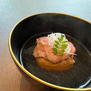 胡麻豆腐の上にお肉が載った料理。お肉が本当にやわらかく、また出汁が絶品でした。