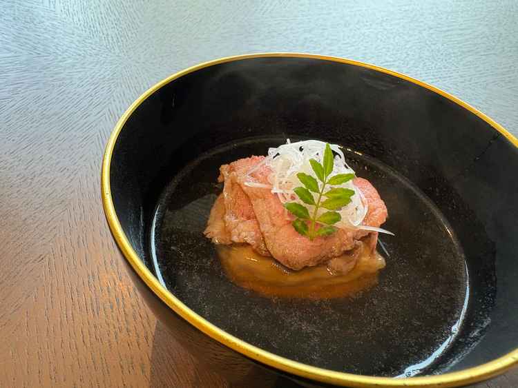 胡麻豆腐の上にお肉が載った料理。お肉が本当にやわらかく、また出汁が絶品でした。