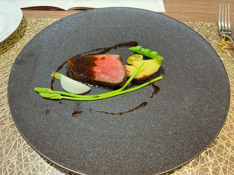 コースメインのお肉料理。柔らかく、味もしっかりしており美味しい。