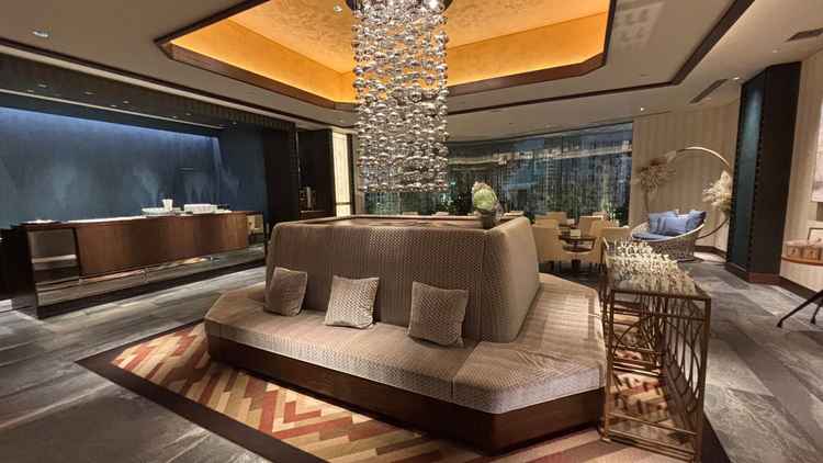 待合スペースが広々としていて、ゆったりと待てそうです。貸切会場ならではの飾り付けも可能とのことです。