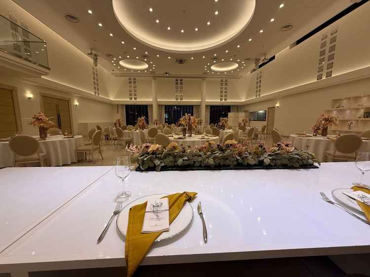 披露宴会場で私たちが座る席から見た写真