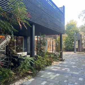 外でのブーケトスなどセレモニーもできる