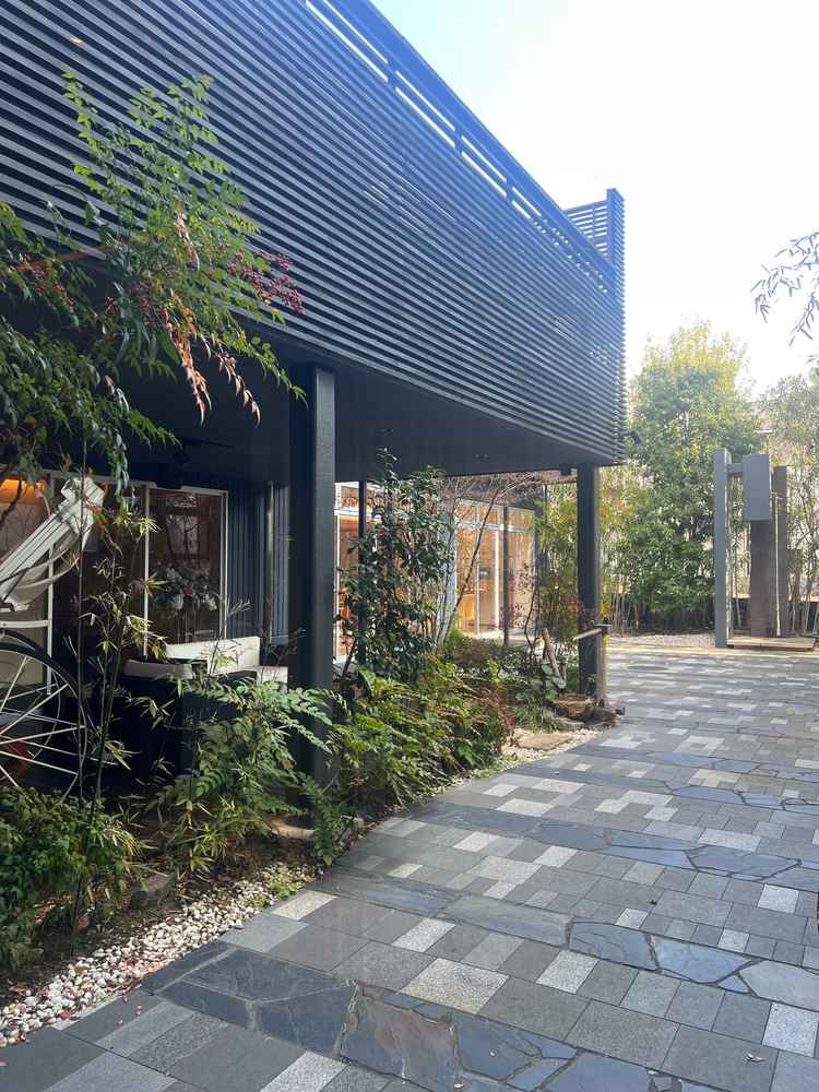 外でのブーケトスなどセレモニーもできる