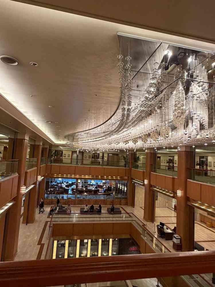 ブライダルサロンを出てすぐの景色。吹き抜けなので下の階が見えるのと、横から見ても豪華なシャンデリア。