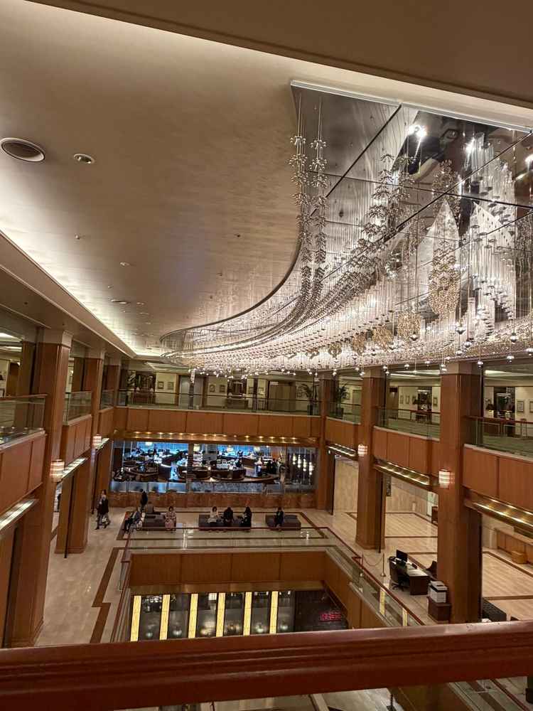 ブライダルサロンを出てすぐの景色。吹き抜けなので下の階が見えるのと、横から見ても豪華なシャンデリア。