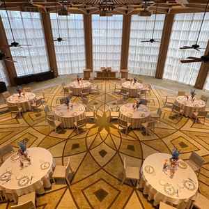 広い方の披露宴会場は、天井も高く明るい雰囲気です。