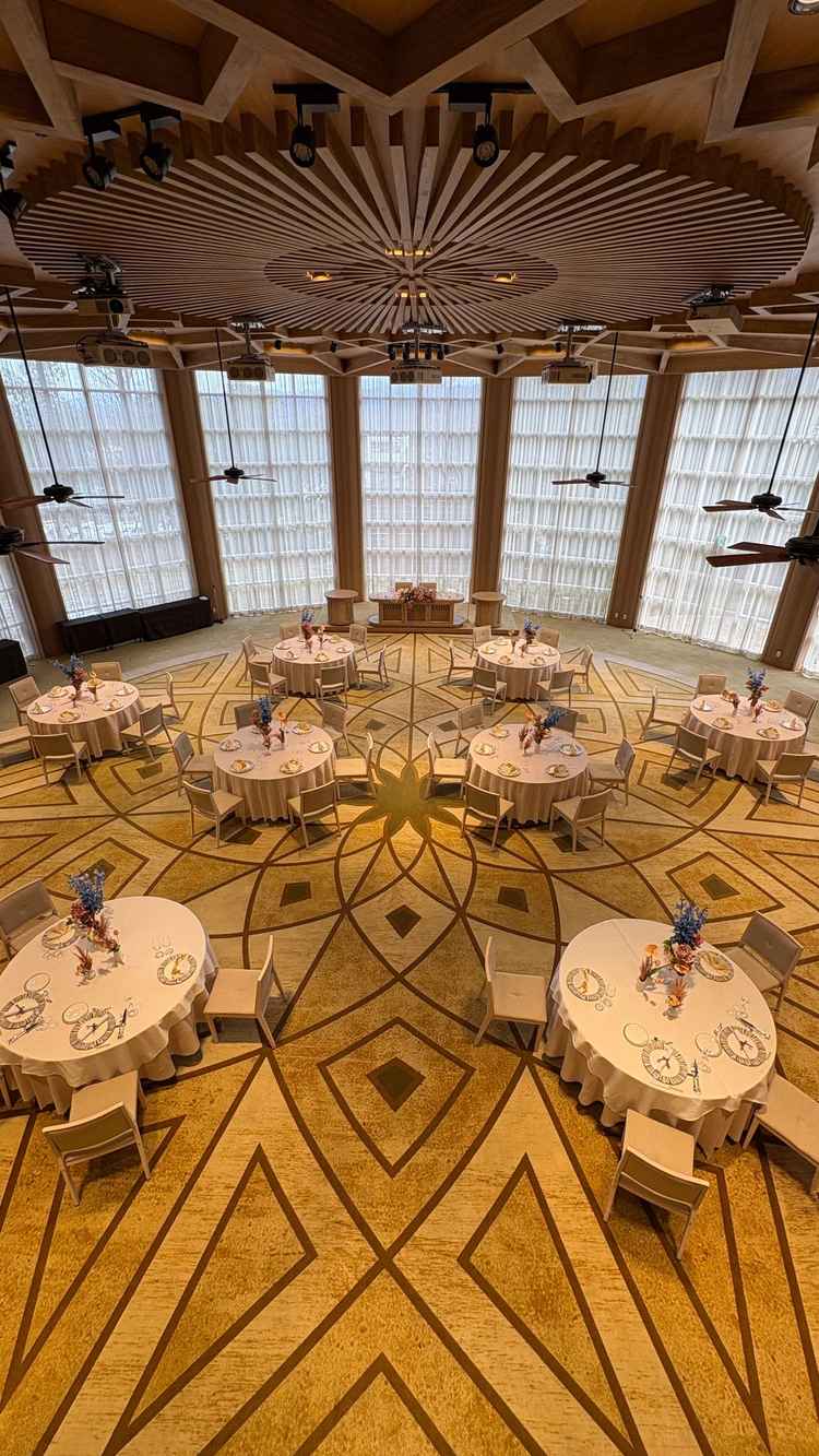 広い方の披露宴会場は、天井も高く明るい雰囲気です。