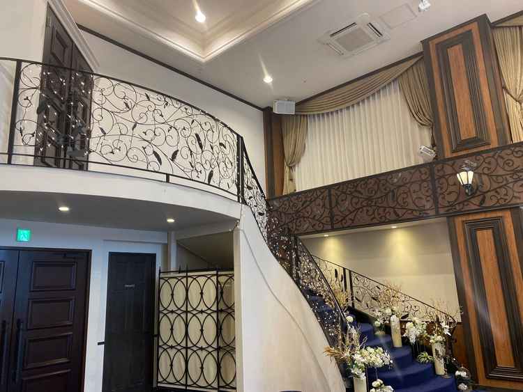 青基調の落ち着いた雰囲気のある、1本階段もあり、2人で寄り添って出て来られる披露宴会場もあった。