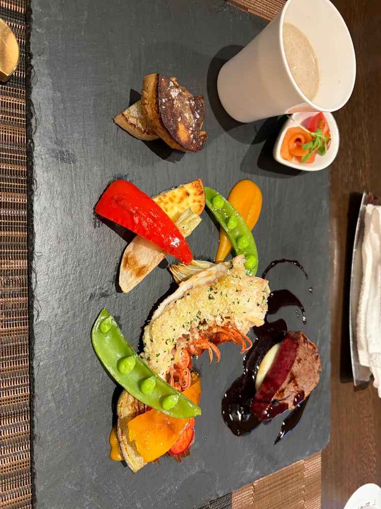 料理の一部を提供していただき、シェフが付き添って料理の説明をしてくれた。海老が1番美味しかった。