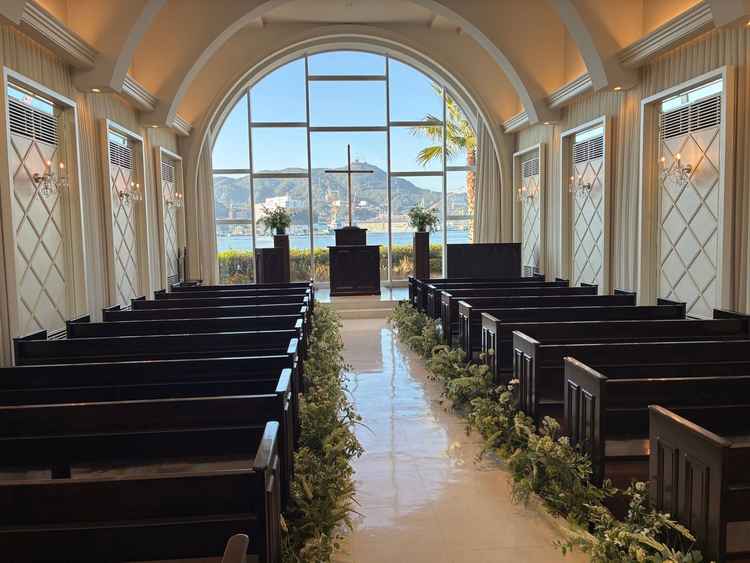 ヴィクトリアハウスのチャペル、緑と白と木のバランスが良い。祭壇の後ろには大きな窓があり、海が綺麗。