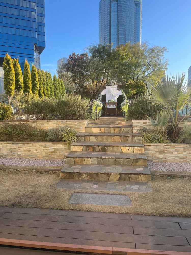 ガーデンチャペルの写真です。今は冬なのでかなり緑が少なくなっているようです。