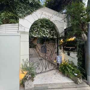 入り口外観は常緑のグリーンで優しい雰囲気