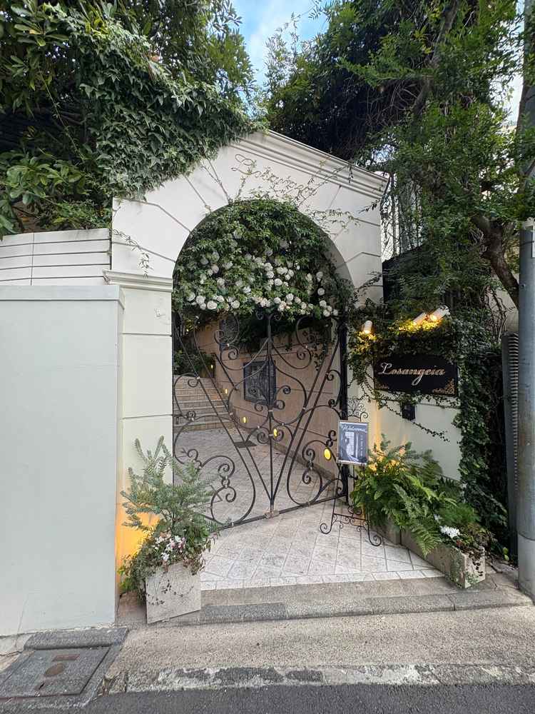 入り口外観は常緑のグリーンで優しい雰囲気