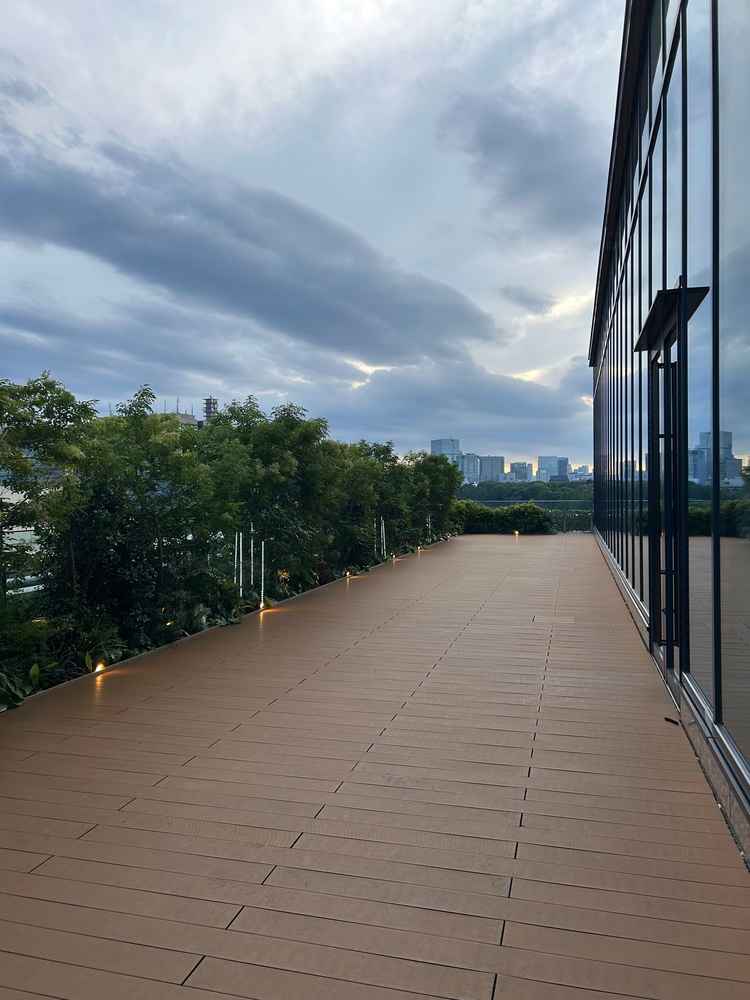 チャペル横のフラワーシャワー会場