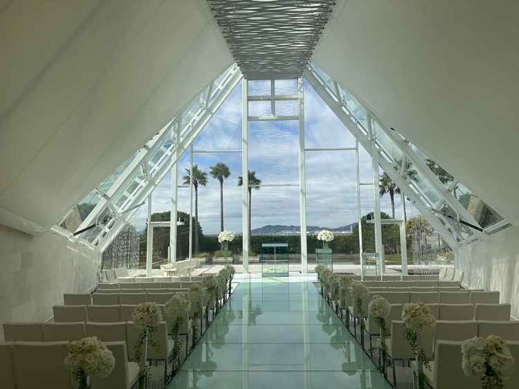 挙式会場のBLUE BIJOU(ブルービジュー)。白く映えており、晴れた日には美しい写真がとれそう。