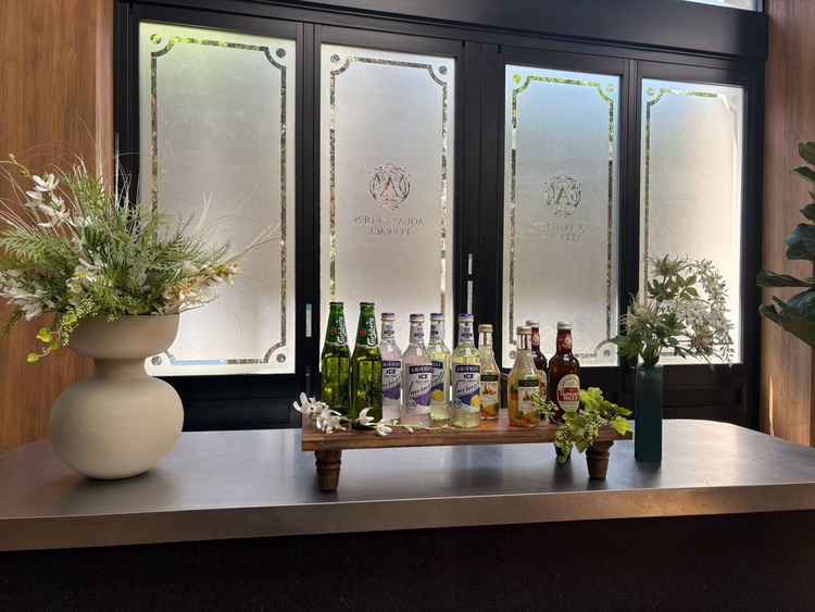 待合室として、花や植物の装飾もおしゃれ。ゲストがゆったり過ごせる空間になっていると思いました。