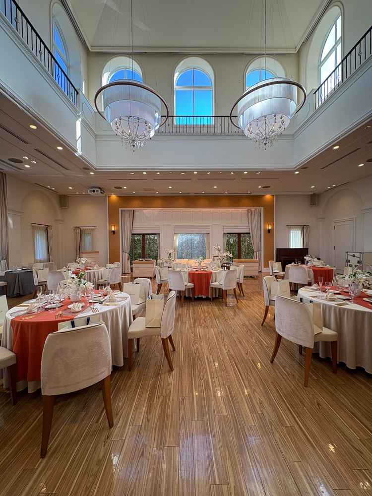 二つあるうちの狭い方の披露宴会場。イタリア館という名前で木目調で落ち着いた雰囲気。