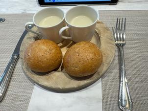 冷製スープとパン。季節ごとメニューが変わり、複数のコースから選ぶことができます。子供向け料理も用意。