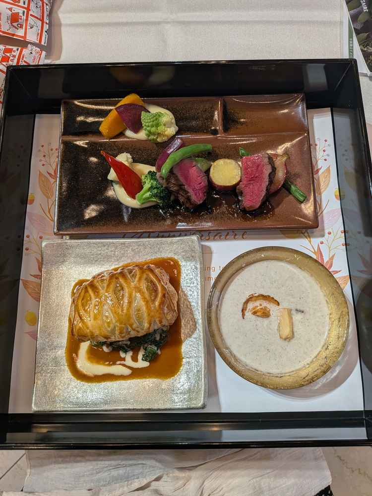 料理はお重でいただきました。野菜に力を入れてらっしゃるそうで、種類も多く美味しかったです。