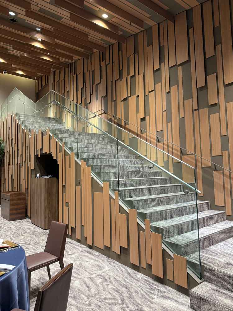 披露宴会場のこの階段がとても魅力的。ここからお色直しで登場したら盛り上がりそう。