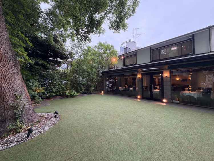 中庭です。緑の木が多いため、近隣から目に付くような感じではありませんでした。