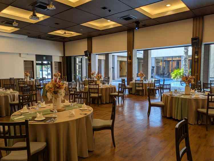 披露宴会場。開放的で魅力的な会場だった