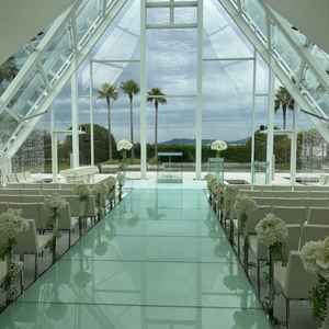 白を基調としたチャペルかつ床が反射する透明のバージンロードでした。