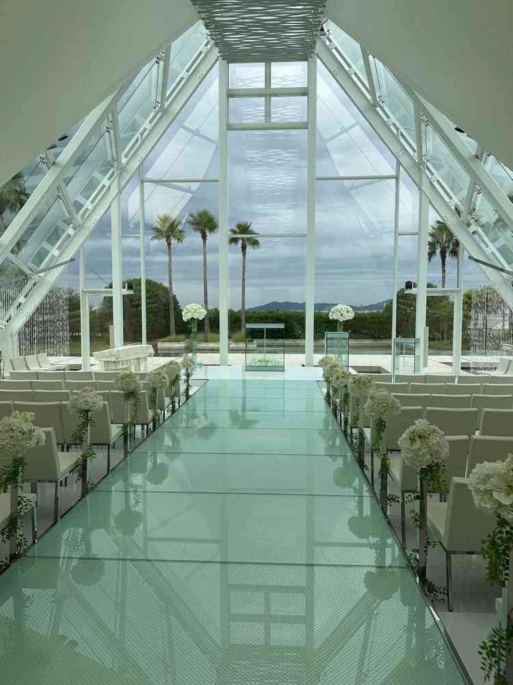 白を基調としたチャペルかつ床が反射する透明のバージンロードでした。