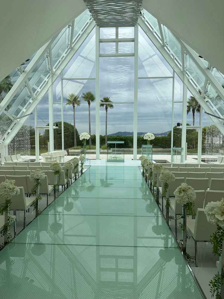 白を基調としたチャペルかつ床が反射する透明のバージンロードでした。