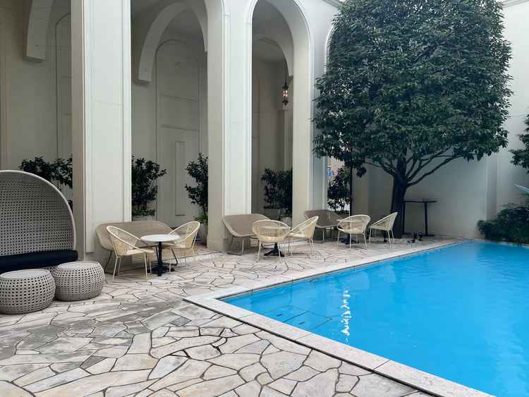 披露宴会場のすぐ隣にあるプール付きのガーデンの写真。ソファなどの寛げる空間もありました。