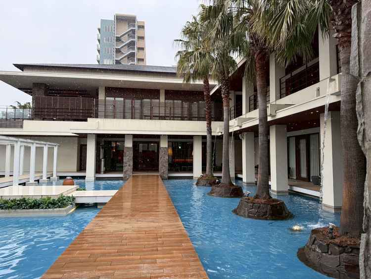 水盤の上にウッドデッキの通路