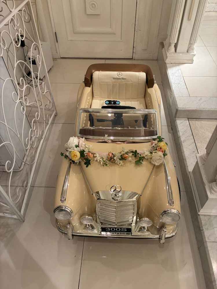 リングガール用のミニカー、とてもかわいくて、挙式を盛り上げてくれること間違いなしと思います。